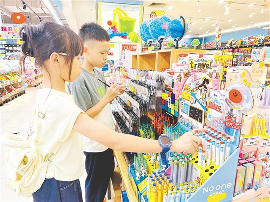 学生在选购开学学习用品。