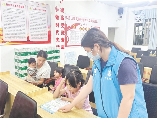 社工给家长和儿童讲解溺水施救方法。