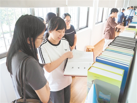 市民在驿站内挑选心仪的书本静心阅读,在字里行间感受台山大地的点滴脉搏。 市民在驿站内挑选心仪的书本静心阅读,在字里行间感受台山大地的点滴脉搏。