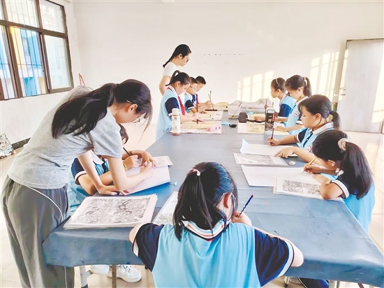 乡村学校少年宫的书画素描、硬笔书法等课程，让学生接受了艺术熏陶。