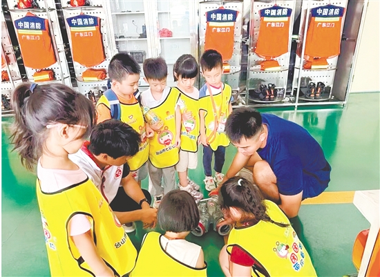 学员们走进消防救援局，学习消防安全知识，进一步增强了自我保护的能力。