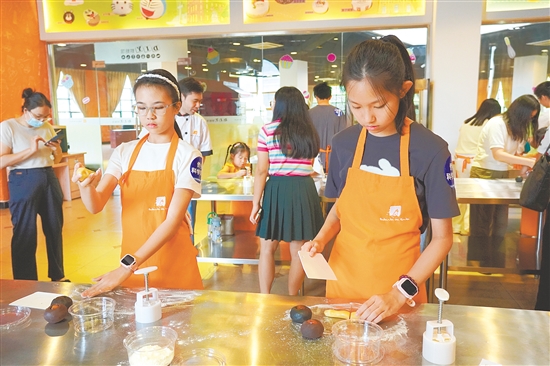 活动现场，孩子们动手制作月饼。