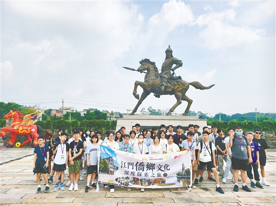 学员们到访霄南村。
