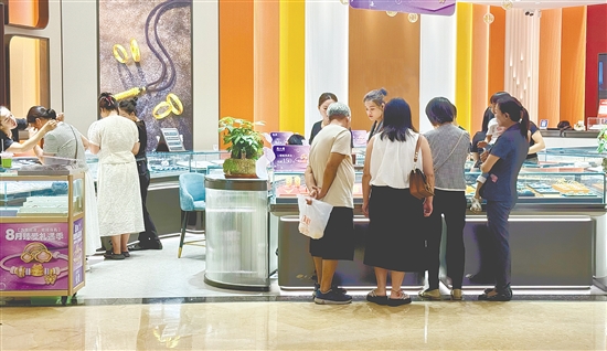 尽管金价上涨，但是到店咨询、挑选金饰的顾客仍有不少。