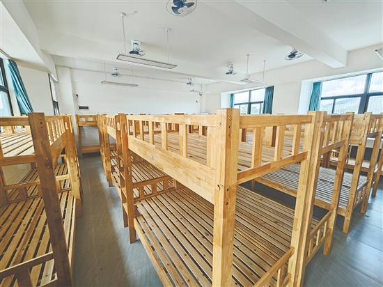 平岭小学在暑假期间更新了学生午休室设施。