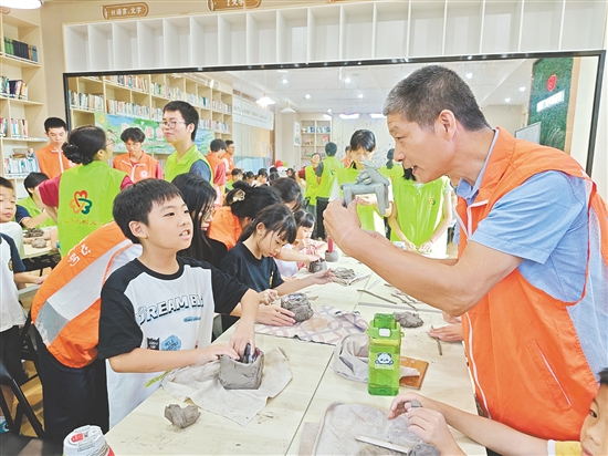 环五邑华侨广场商圈党群服务中心暑期夏令营开设陶艺课等多元化课程，满足不同需求。