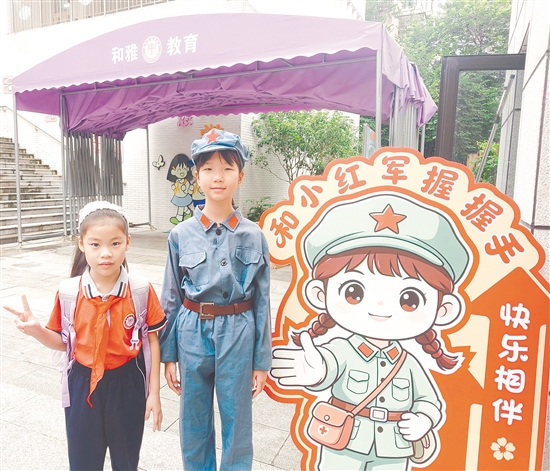 蓬江区丰泰小学开展“我和小红军握握手”活动，学生化身“小红军”，在校门口迎接同学们回校。