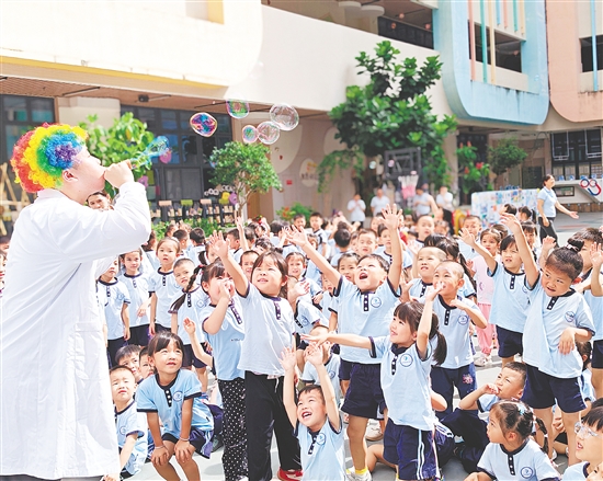 江海区高新第一幼儿园开学典礼上，趣味满满的科学小游戏轮番上演，萌娃们怀揣奇思妙想，开启成长新篇章。