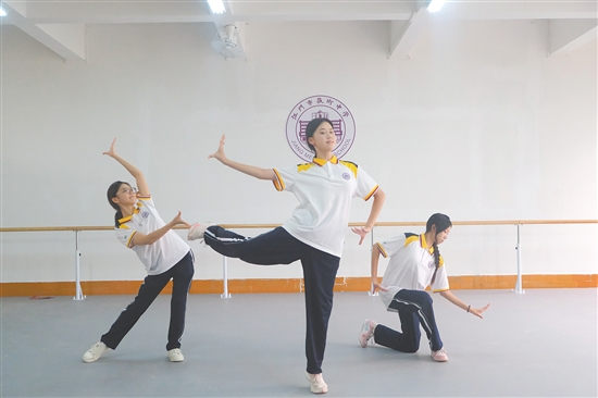 在江门市艺术中学新校区的舞蹈室里，学生们翩翩起舞。