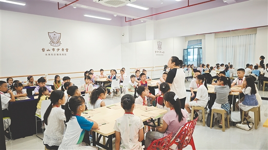 参加选拔的同学认真听讲解。