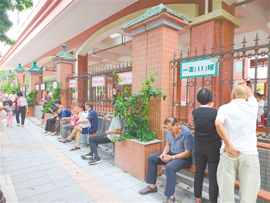 9月1日放学时段，范罗冈小学滨江校区门口，新安装的便民长椅沿围墙整齐布设，不少前来接孩子的家长坐在长椅上等候，无需再长时间站立。该批长椅采用轻质钢管材质，造型简约、结构坚固，仅占用极小的步道空间，完美适配校门口紧凑的场地环境。