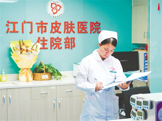 孙敏欣在值班时记录查房信息。