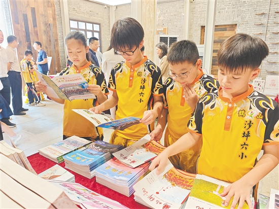 书香节活动现场,学生穿梭于各个展区,翻阅心仪读物。 书香节活动现场,学生穿梭于各个展区,翻阅心仪读物。
