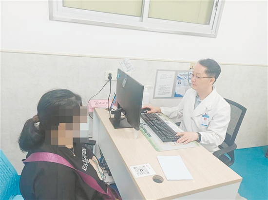 医生向患者了解情况。