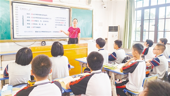 课堂上，张欣悦正在为学生讲授生物知识。