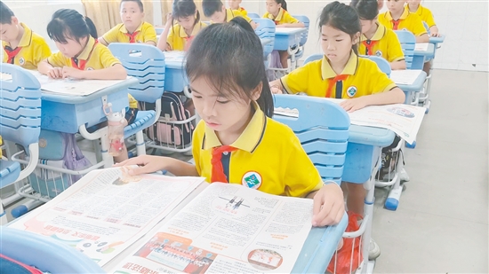学生们捧着崭新的《青苹果》,在教师的引导下摘抄好词好句、学习优秀作文。 学生们捧着崭新的《青苹果》,在教师的引导下摘抄好词好句、学习优秀作文。
