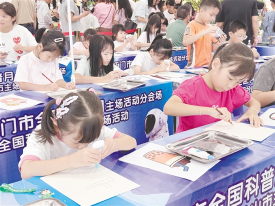 沉浸式、互动式的科普体验吸引大批市民和亲子家庭到场参与。