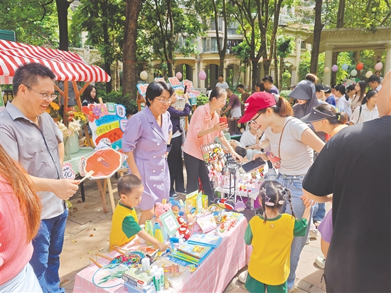 蓬江区珠江帝景湾小区常态化开展童趣公益集市等多元化党群文体活动，丰富居民的日常生活。