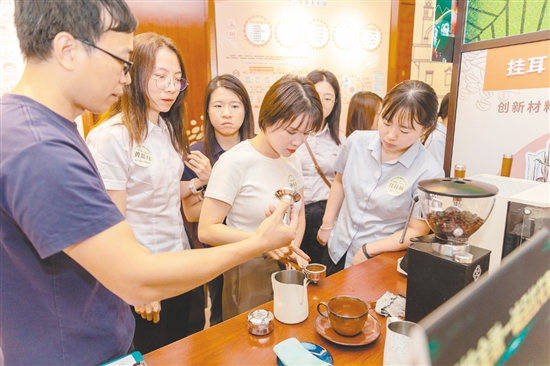 五大“侨金融”主题咖啡技艺交流赛现场。