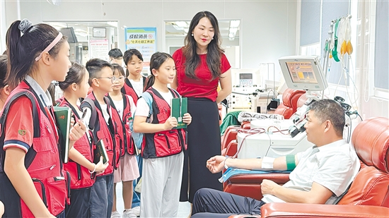 小记者采访无偿献血者。 小记者采访无偿献血者。