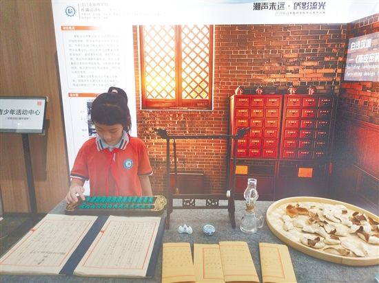 里仁小学学生在参观中完成“长征”。