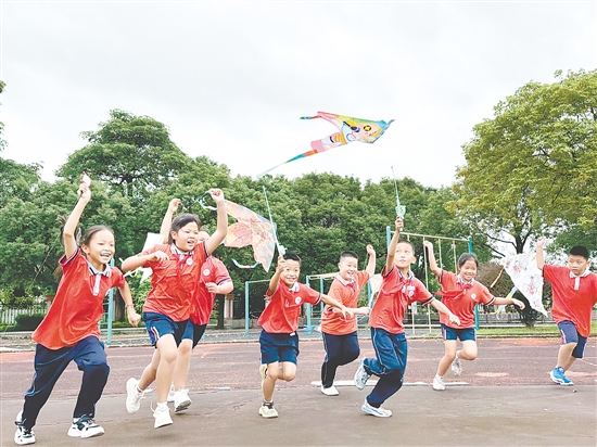 丹灶小学学生放飞纸鸢。