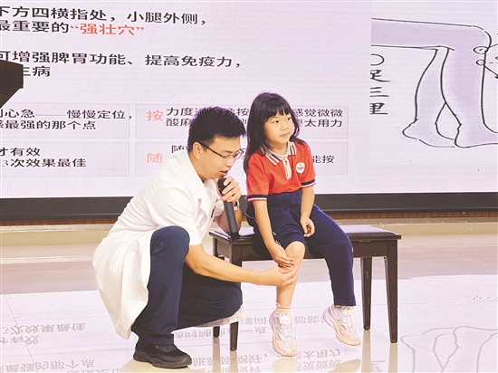 专业医生进行现场演示。