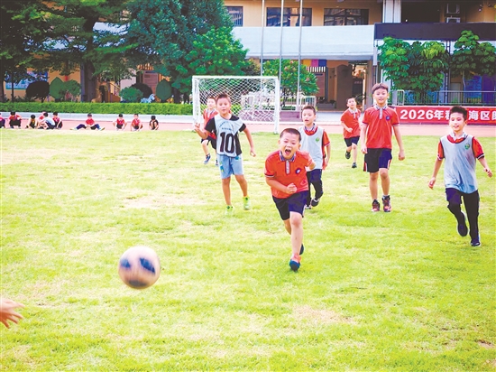 学生们在赛场上挥洒汗水。 学生们在赛场上挥洒汗水。