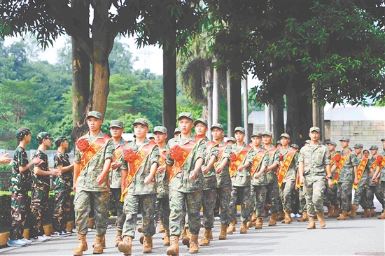 入伍新兵怀揣报国壮志，踏上光荣征程。