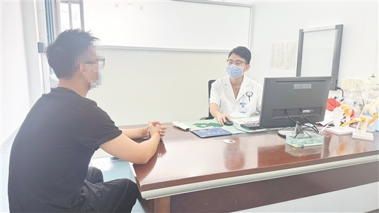 临床营养科医生为市民提供抗炎饮食建议。