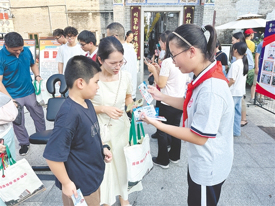 学生向市民宣传反邪教知识。