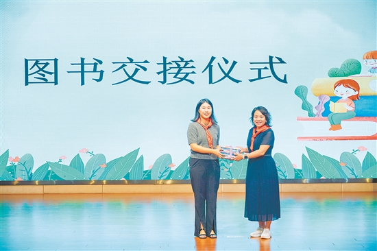 图书交接仪式现场。