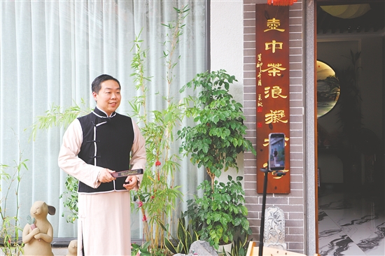 江门职业技术学院教师李梓烽在视频中出镜
