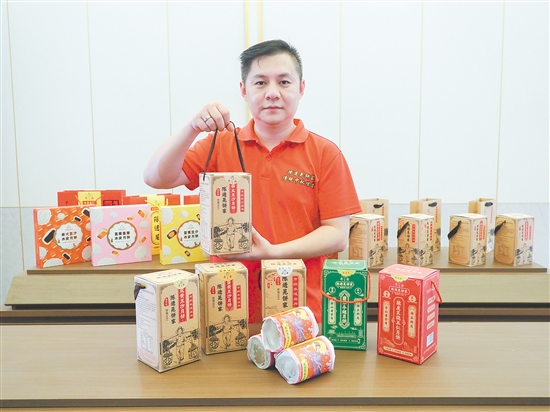 陈超雄展示陈进晃饼家的产品。