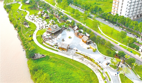 依托独特的原生江岸与环岛碧道生态资源，漫野部落带来了优质的场景体验，让项目快速出圈。
