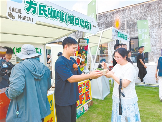 咖啡美食集市烟火气浓,方氏咖啡的“特色煲仔饭咖啡特调”深受市民游客青睐。李淑珩 咖啡美食集市烟火气浓,方氏咖啡的“特色煲仔饭咖啡特调”深受市民游客青睐。李淑珩
