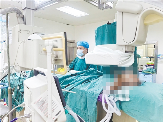 医生为患者实施手术治疗。