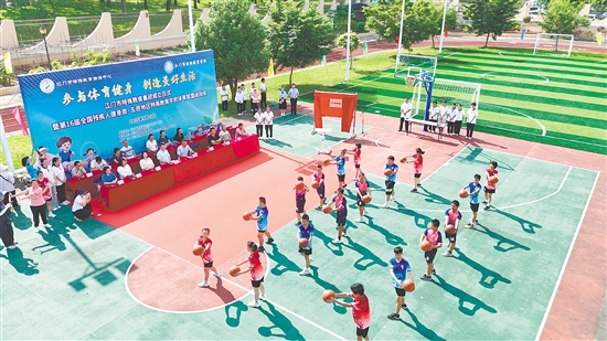 江门市特殊教育学校的同学们表演篮球操。 江门市特殊教育学校的同学们表演篮球操。