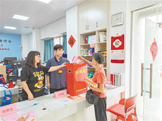 选民到投票站投票。