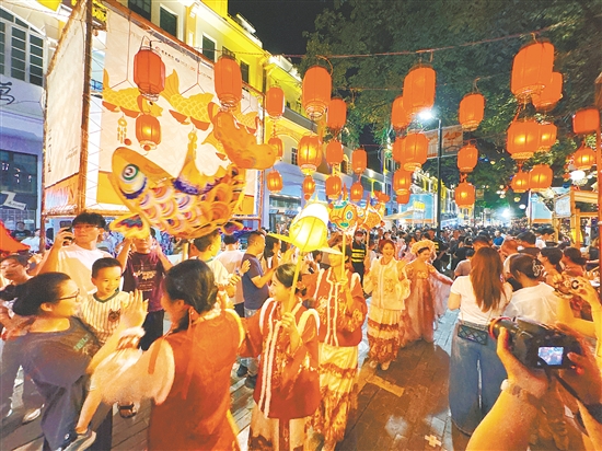 江门墟沉浸式主题市集人气火爆。