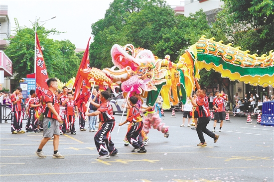 在鹤山市鹤城镇，龙狮队伍巡游而过，为市民游客献上一场精彩纷呈的民俗文化盛宴。