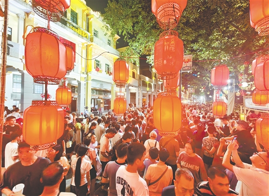 夜晚的长堤历史文化街区，游人如织，热闹非凡。