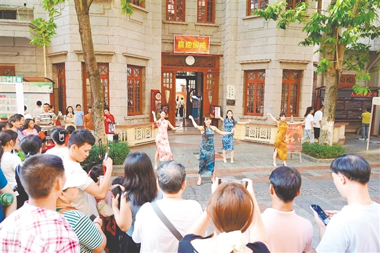 国庆假期，新会区各大商业综合体推出折扣促销、主题市集、非遗展演、趣味赛事等一系列特色活动。