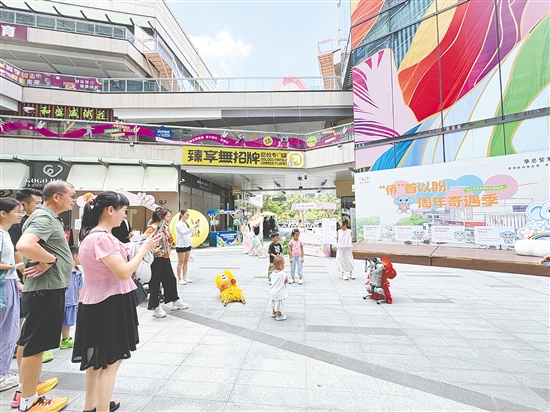 滨江·侨都汇中庭广场上的智能机器狗吸引许多市民围观。