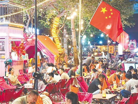 江顺九点九集市的摊位上坐满了客人。