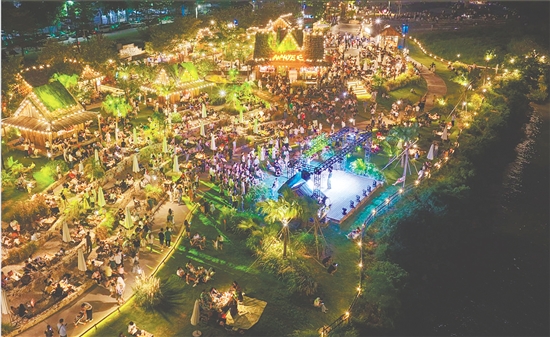 地处江畔的潮连漫野部落，是不少市民游客夜间休闲娱乐的好去处。