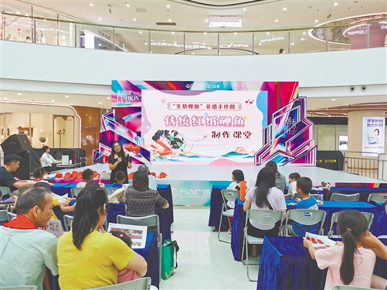 生恭鲤鱼手绘体验吸引众多市民参与。