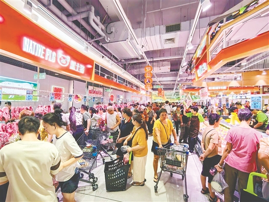 国庆假期首日，共和镇首个大型商业综合体——万嘉广场的鹏泰超市及部分商家正式试业。