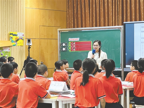 丰乐小学校长李小飞在蓬江区名师大讲堂上上示范课。 丰乐小学校长李小飞在蓬江区名师大讲堂上上示范课。