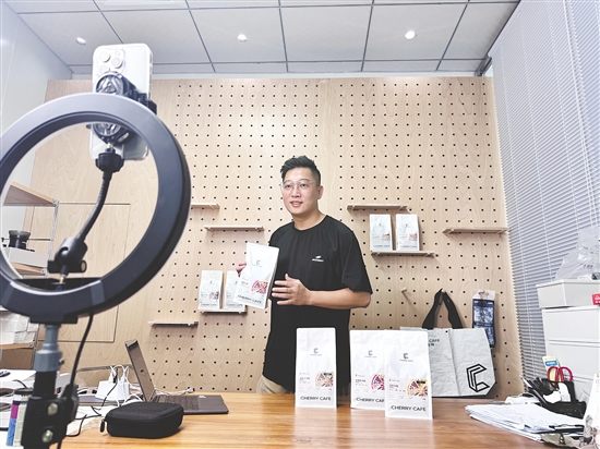 陈文海想通过直播提高台山本土咖啡品牌的知名度。